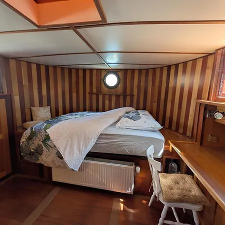 Botel à Bord D'un Bateau Authentique Asnières