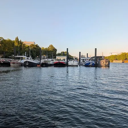 à Bord D'un Bateau Authentique Botel Asnières