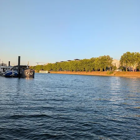Botel à Bord D'un Bateau Authentique *
