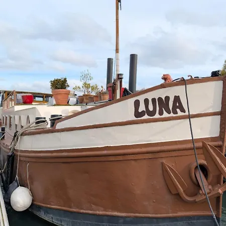 à Bord D'un Bateau Authentique Botel Asnières