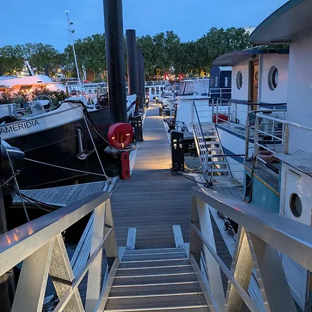 à Bord D'un Bateau Authentique Botel